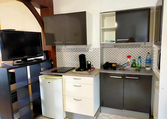 Studio En Rdc Avec Balcon Centre Vitre
