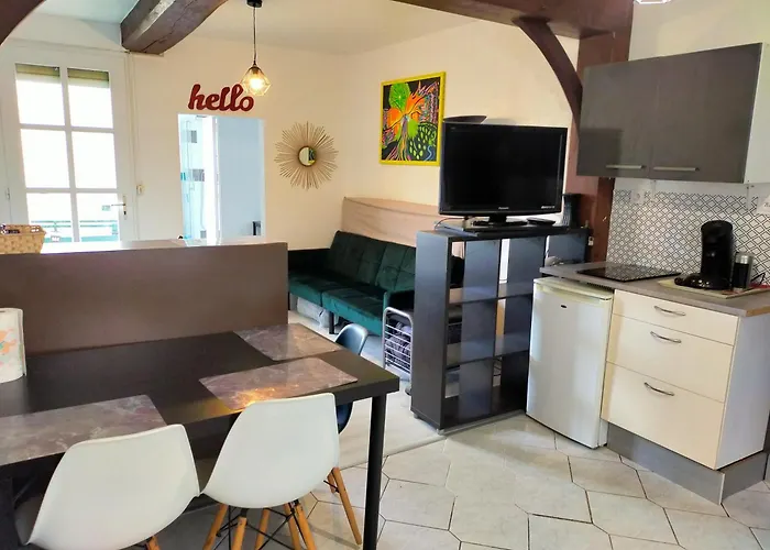 Studio En Rdc Avec Balcon Centre Vitre